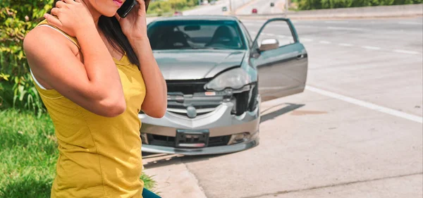 Mulher Acidente Carro Pedindo Ajuda Lado Estrada Assistência — Fotografia de Stock