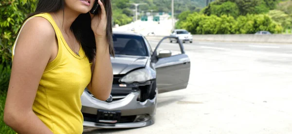 Γυναίκα Αυτοκινητιστικό Δυστύχημα Καλώντας Για Βοήθεια Στην Οδική Βοήθεια Πλευρά — Φωτογραφία Αρχείου