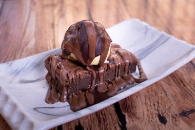 Vanilyalı dondurmalı çikolatalı kek.