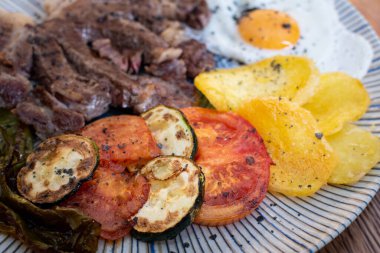 Kızarmış sebzeli et patates ve yumurta.