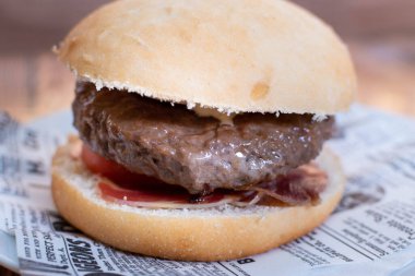 Jambonlu ve domatesli biftek.