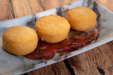 Kızarmış camembert peyniri ve çilek reçeli