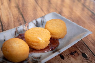 Kızarmış camembert peyniri ve çilek reçeli