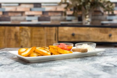 Domates ve sarımsak soslu kızarmış ekmek.