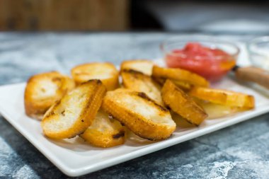 Domates ve sarımsak soslu kızarmış ekmek.