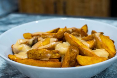 Kızarmış patates ve erimiş peynir.