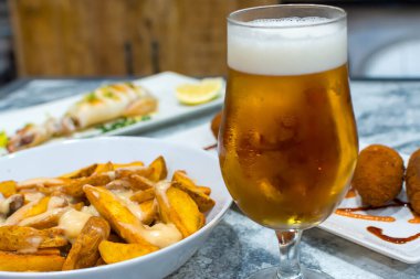 bira ve patates kızartması mermer ve diğer tabaklar