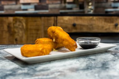 Kızarmış peynirli ve yaban mersini reçelli.