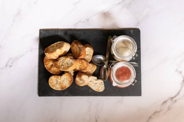 Domates soslu kızarmış ekmek ve sarımsaklı mayonez.