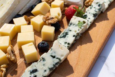 Peynir masasında farklı peynirler var.