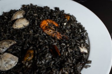 İstiridye ve midyeli siyah pirinç.