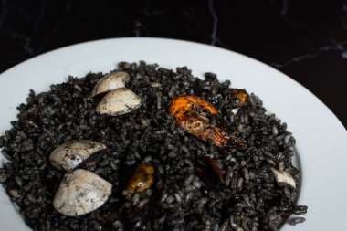 İstiridye ve midyeli siyah pirinç.
