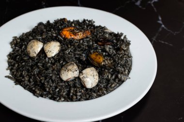 İstiridye ve midyeli siyah pirinç.