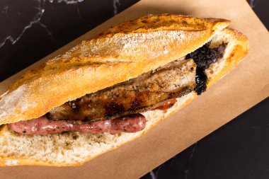 Valencia 'dan kırmızı ve siyah sosisli sandviç.