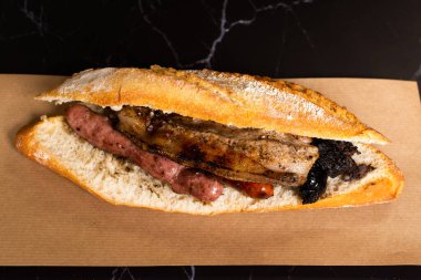 Valencia 'dan kırmızı ve siyah sosisli sandviç.