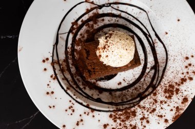 Vanilyalı dondurmalı çikolatalı kek.