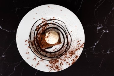 Vanilyalı dondurmalı çikolatalı kek.