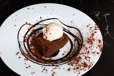 Vanilyalı dondurmalı çikolatalı kek.