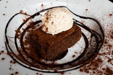 Vanilyalı dondurmalı çikolatalı kek.