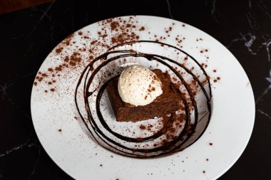 Vanilyalı dondurmalı çikolatalı kek.