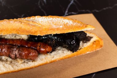 Valencia 'dan kırmızı ve siyah sosisli sandviç.