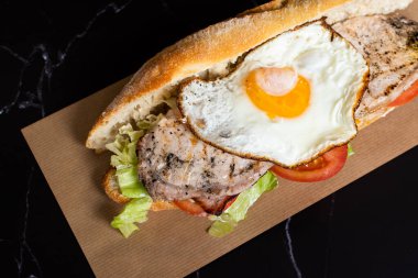 Domates ve marullu sahanda yumurtalı ekmek.