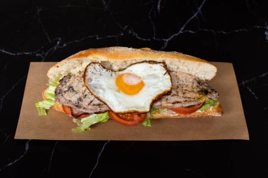 Domates ve marullu sahanda yumurtalı ekmek.