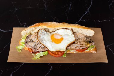 Domates ve marullu sahanda yumurtalı ekmek.