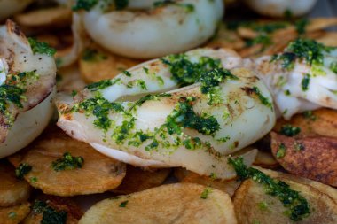 Kızarmış mürekkep balığı soslu ve patatesli.