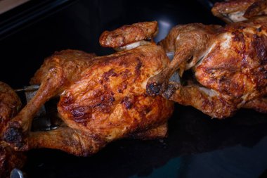 Kızarmış tavuk ve meyve suyu.