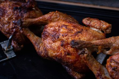 Kızarmış tavuk ve meyve suyu.