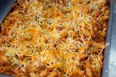 Kıyma ve peynirli makarna.