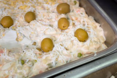 Zeytin ve yumurtalı Rus salatası.