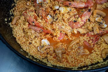 karidesli pilav ve deniz ürünleri.