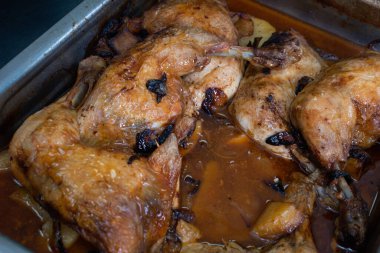 Patatesli fırında tavuk ve sosu.