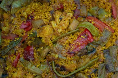 Mevsimlik sebzeli Valensiyalı paella