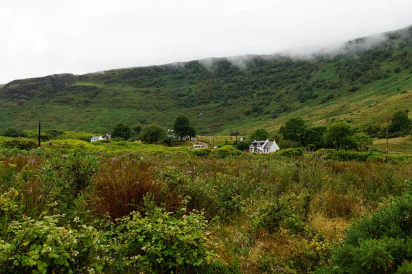 苏格兰农村的一座小农舍 绿树成荫 云层低垂 高耸于群山之上 — 图库照片