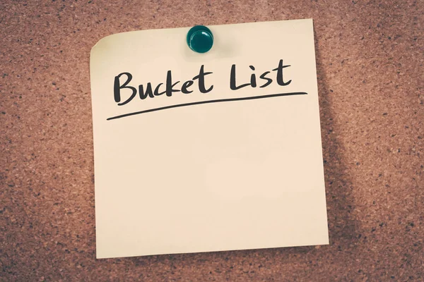 Bucket List. note pin on the bulletin board — Stock Photo, Image