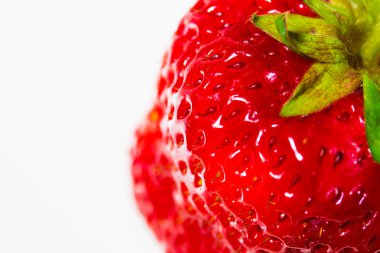 Beyaz arkaplanda çilek