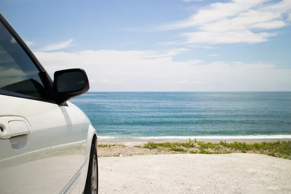 Viaje por carretera, aparcamiento junto al mar — Foto de Stock