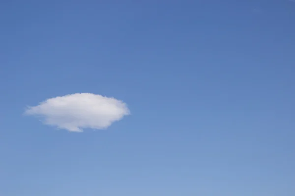 Blauer Himmel mit Wolken — Stockfoto