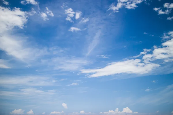 구름 이 있는 푸른 하늘 — 스톡 사진
