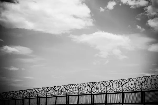 Barbed wire fence with cloudy sky — Stock Photo, Image