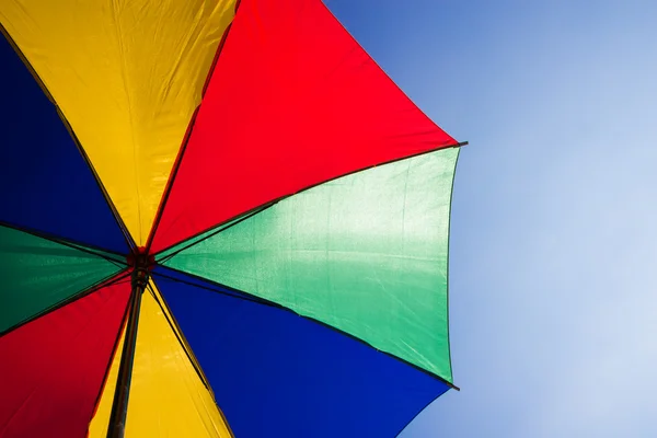 Guarda-chuva colorido praia contra o céu azul — Fotografia de Stock