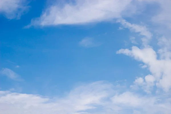 Fundo céu azul com nuvens — Fotografia de Stock