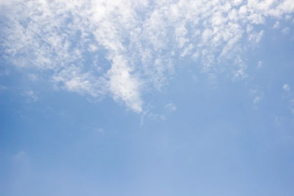 Fundo céu azul com nuvens — Fotografia de Stock