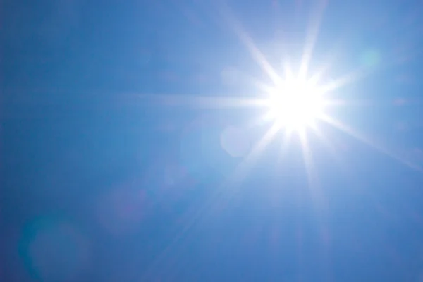 Sol brilhante no céu azul claro — Fotografia de Stock