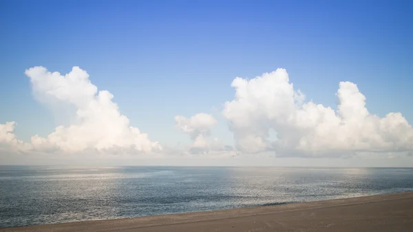 Tropikalna plaża i błękitne niebo — Zdjęcie stockowe