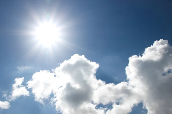 Cielo azul con nubes y sol —  Fotos de Stock