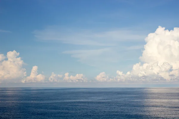 Mar y cielo azul — Foto de Stock